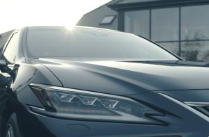 Lexus ES300h with Digital Door Monitors 2020 года  (UK)